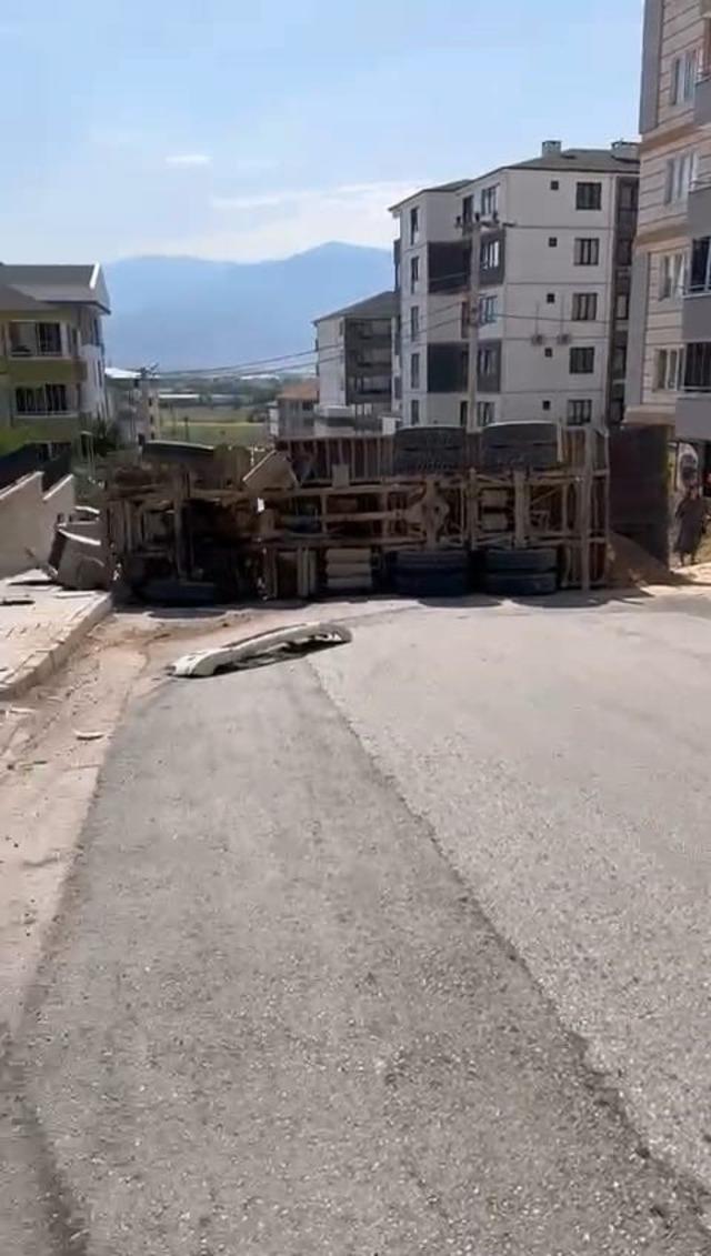 Bursa’da freni patlayan kamyon site duvarına çarptı 2