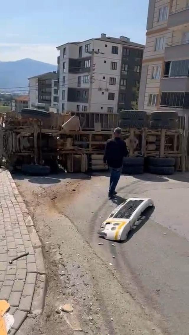 Bursa’da freni patlayan kamyon site duvarına çarptı 3