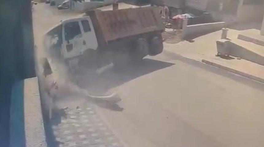 Bursa’da freni patlayan kamyon site duvarına çarptı