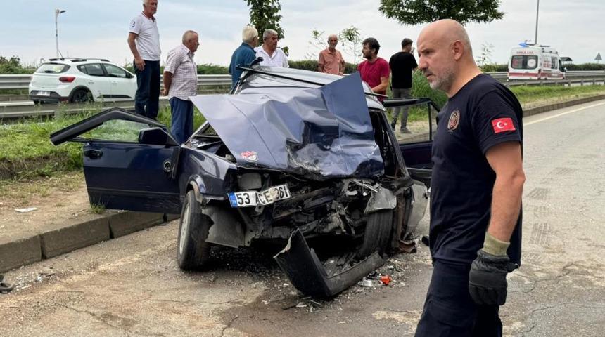 Rize'deki iki araç kafa kafaya çarpıştı: Aynı aileden 6 kişi yaralandı