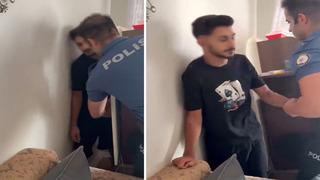33 yıl hapisle aranan firari hükümlü, evdeki rafın arkasında saklanırken yakalandı; operasyon kamerada