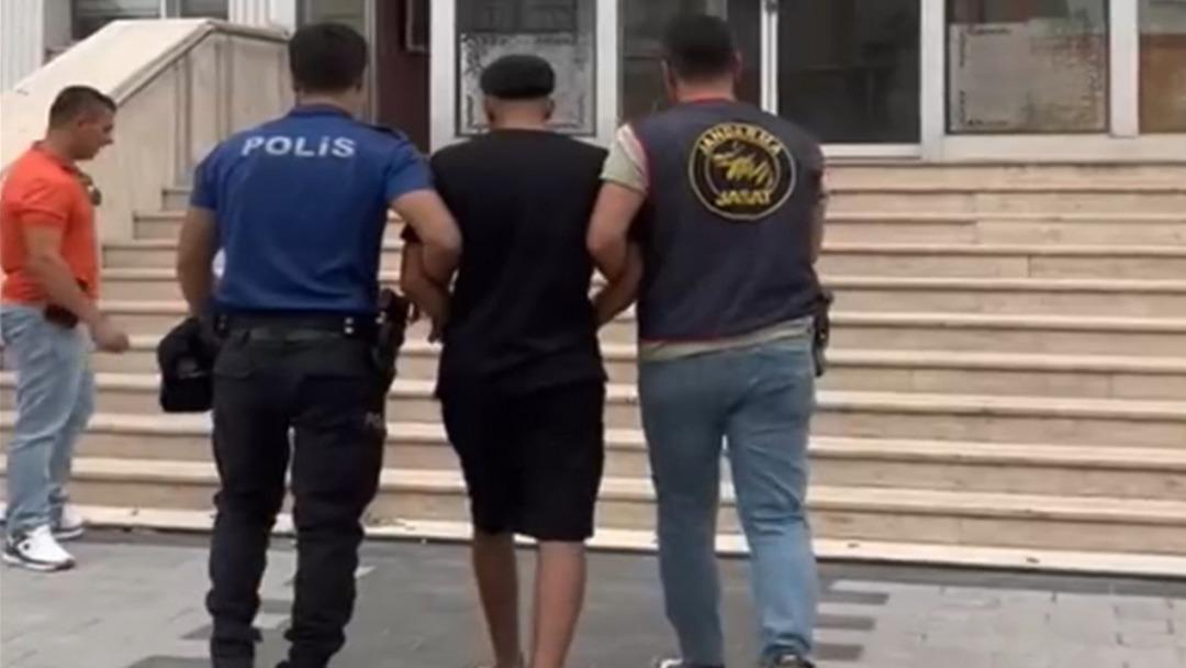 33 yıl hapisle aranan firari hükümlü, evdeki rafın arkasında saklanırken yakalandı; operasyon kamerada 1
