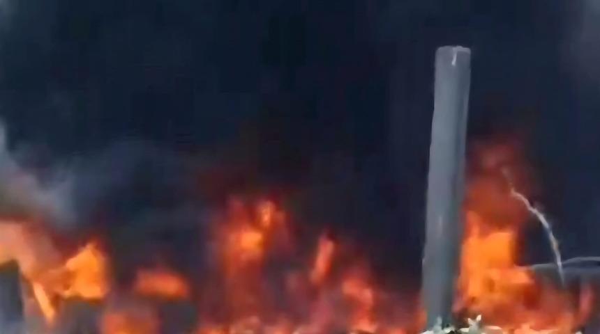 Boş arazide alev alan çöpler, 2 evi yakıyordu