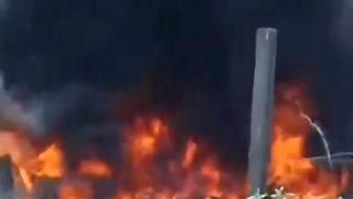 Boş arazide alev alan çöpler, 2 evi yakıyordu