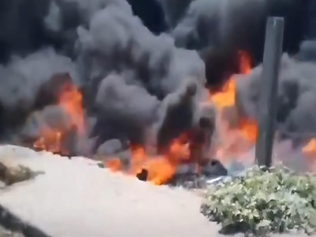 Boş arazide alev alan çöpler, 2 evi yakıyordu 1