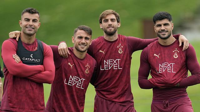 Galatasaray'da herkesi ters köşe yapan gelişme! Ayrılacak dendi, sözleşmesi uzatılıyor