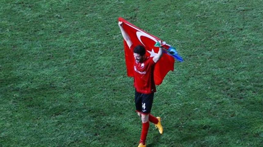 T&uuml;rk bayrağı tartışması can aldı