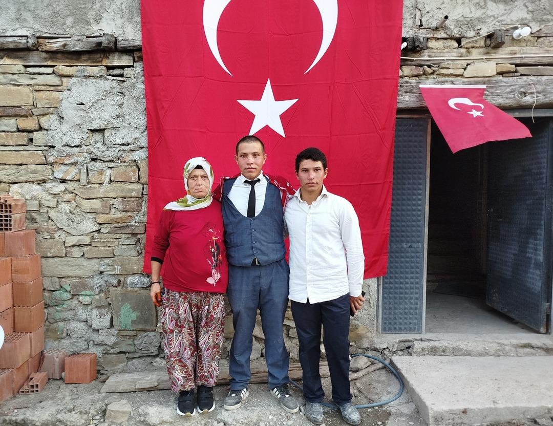 Sosyal medya paylaşımıyla gündem olmuştu! İbrahim Çetin askere törenle uğurlandı 6