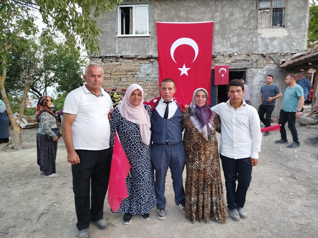 Sosyal medya paylaşımıyla gündem olmuştu! İbrahim Çetin askere törenle uğurlandı 8