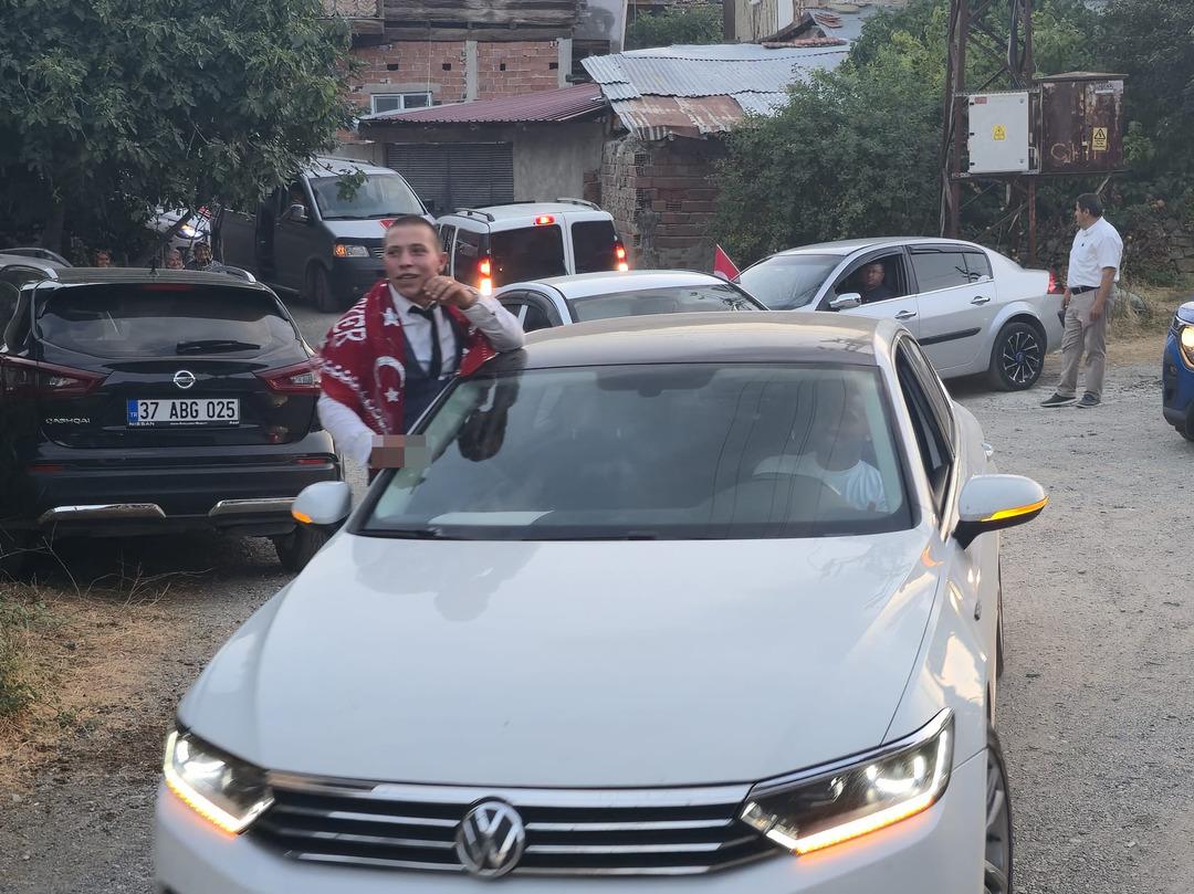 Sosyal medya paylaşımıyla gündem olmuştu! İbrahim Çetin askere törenle uğurlandı 3