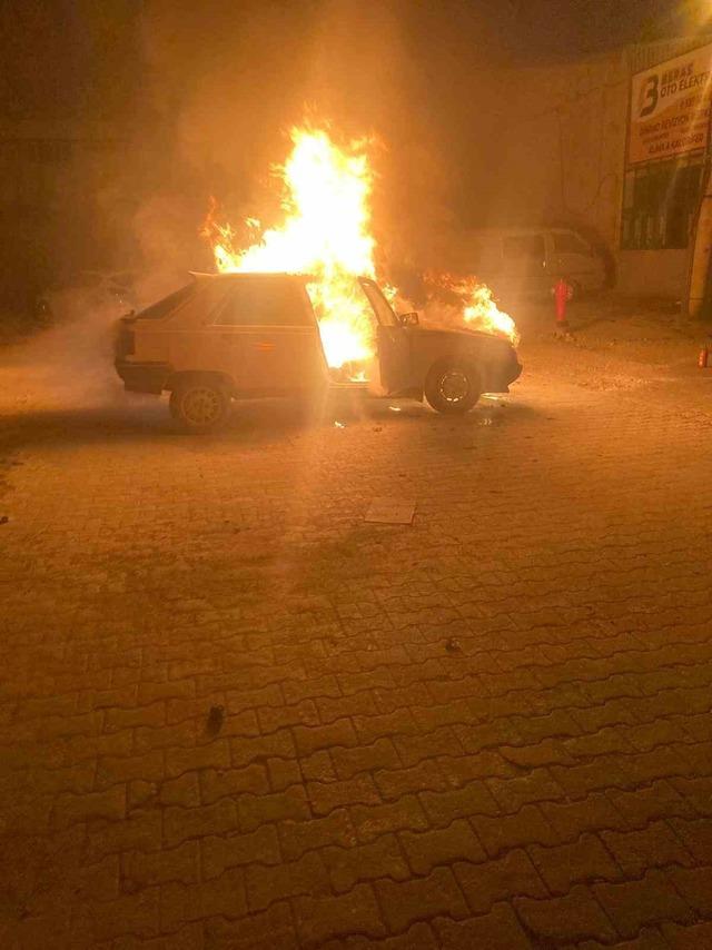 Seyir halindeki otomobil alev alev yandı 3