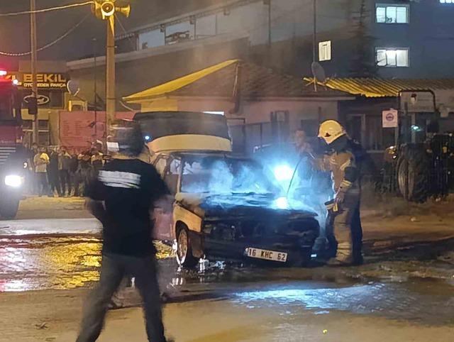Seyir halindeki otomobil alev alev yandı 4