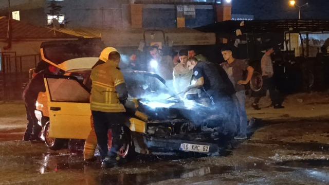 Seyir halindeki otomobil alev alev yandı 2