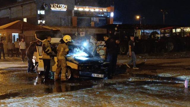 Seyir halindeki otomobil alev alev yandı 1