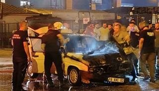 Seyir halindeki otomobil alev alev yandı