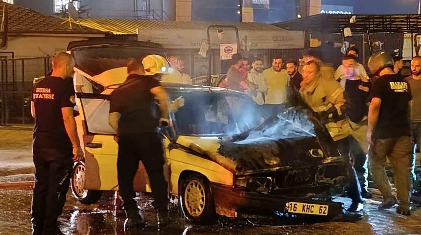 Seyir halindeki otomobil alev alev yandı