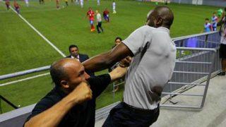 Kosta Rika Teknik Direktörü tekme tokat...