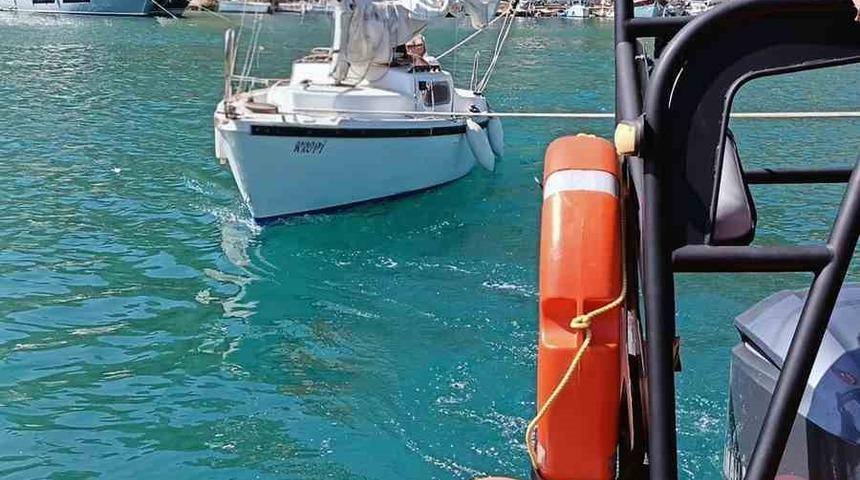 Motor arızası yapan ve sürüklenen yelkenli tekne kurtarıldı