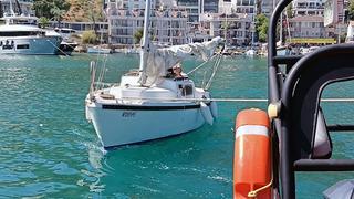 Motor arızası yapan ve sürüklenen yelkenli tekne kurtarıldı