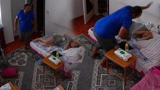 Şizofren doktor yatalak annesini döverek komalık etti! Valilikten açıklama geldi