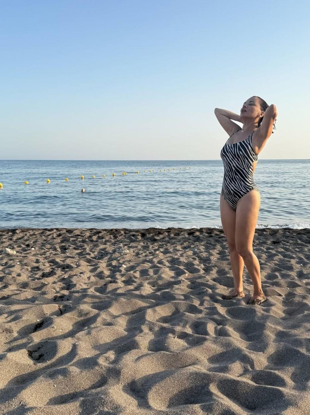 Estetik iddialarıyla gündemdeydi! Göksel den peş peşe bikinili pozlar... 2