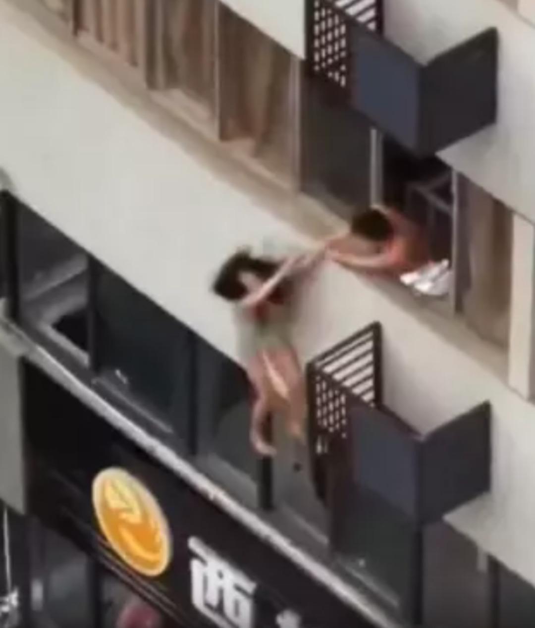 Kocasını başka kadınla yakaladı, balkona koşup atladı! O korkunç anlar kamerada... 1