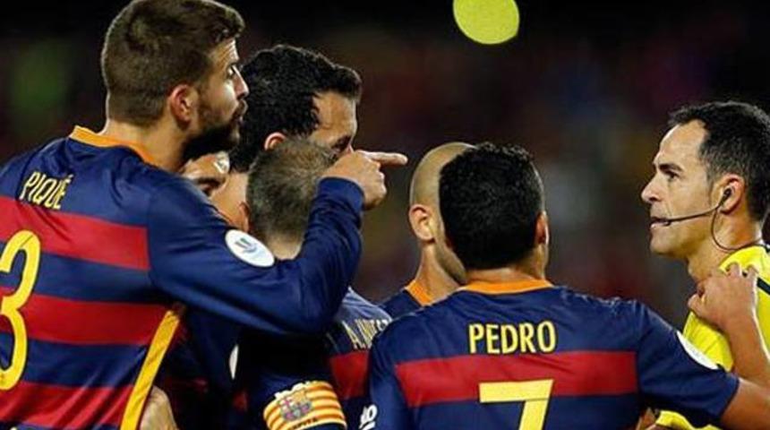 Hakeme k&uuml;f&uuml;r eden Pique'ye 4 ma&ccedil; ceza