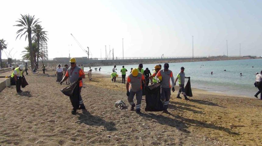 Sahilden plastik, cam ve çeşitli atıklar toplandı