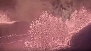 Yanardağ 30'uncu defa patladı! Lavlar 91 metreye kadar fışkırdı