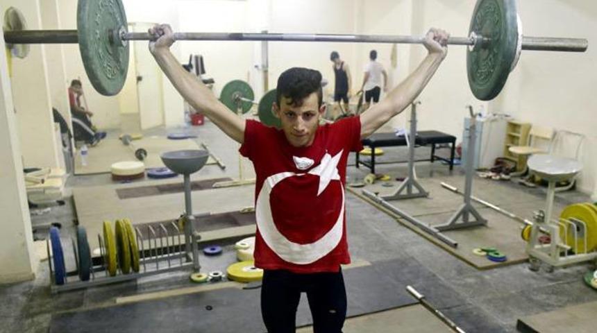 Şampiyon halterci ekmeğini hurdadan kazanıyor