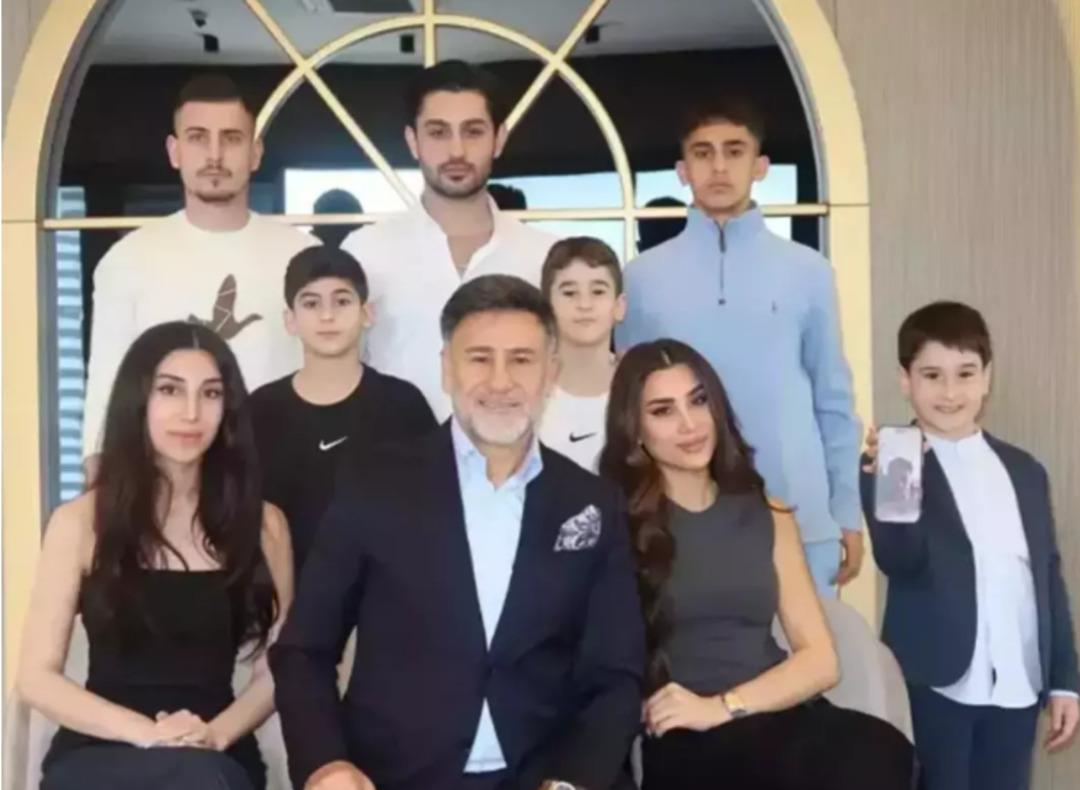 İzzet Yıldızhan sır gibi sakladığı eşi Ajda ve kızı Zelal ile düğüne gitti! Sosyal medya onları konuştu! Şanslı adam 3