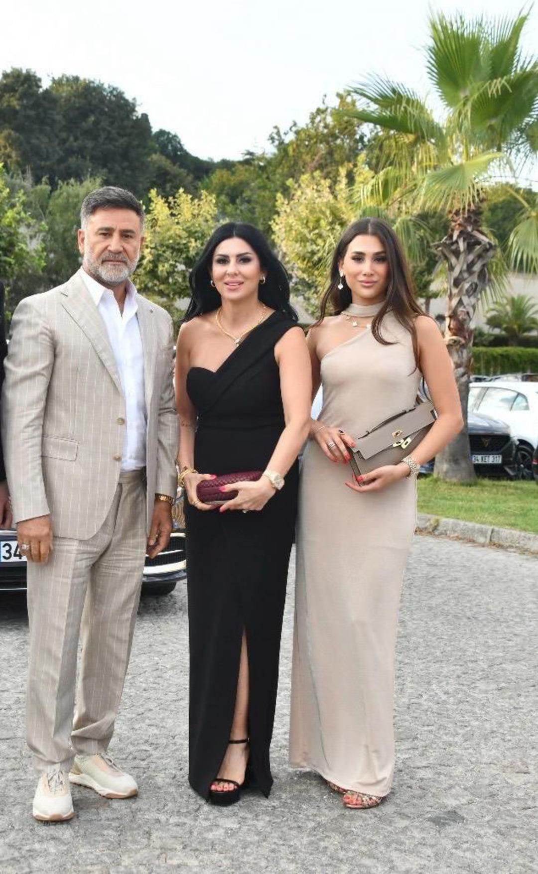 İzzet Yıldızhan sır gibi sakladığı eşi Ajda ve kızı Zelal ile düğüne gitti! Sosyal medya onları konuştu! Şanslı adam 2