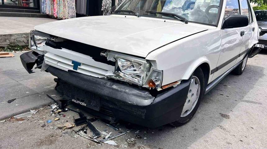 Direksiyon hakimiyetini kaybeden minibüs sürücüsü, park halindeki 4 otomobile çarptı