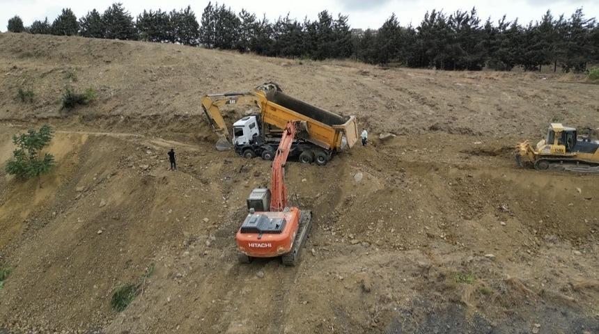 Gaziosmanpaşa’da toprak kayması sonucu hafriyat kamyonu devrildi