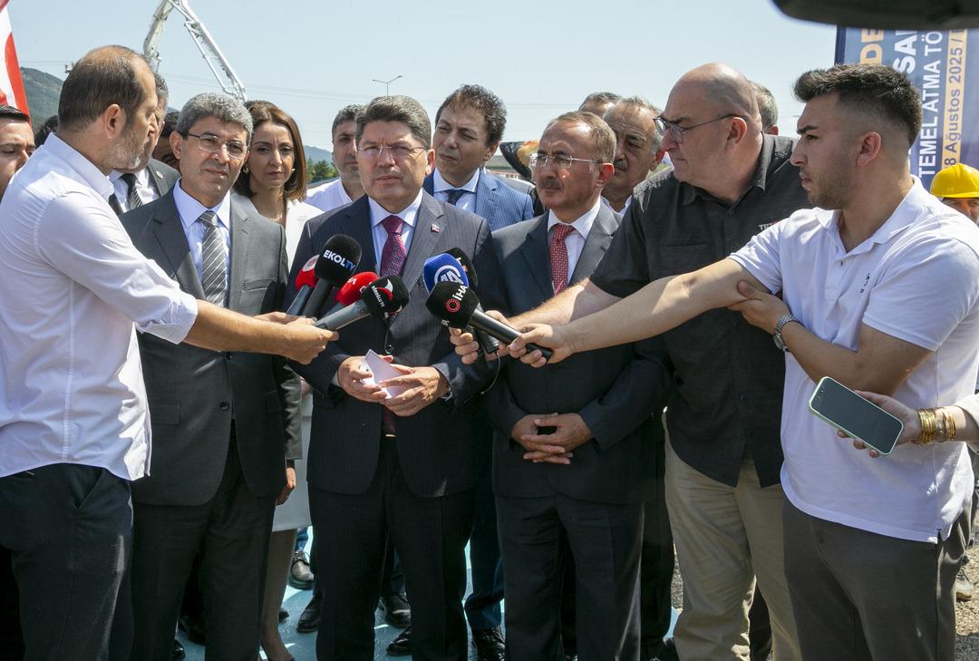 Bakan Tunç tan Özgür Özel e yanıt:  Elimde belgeler var diyor, o zaman belgeleri bekletme  1