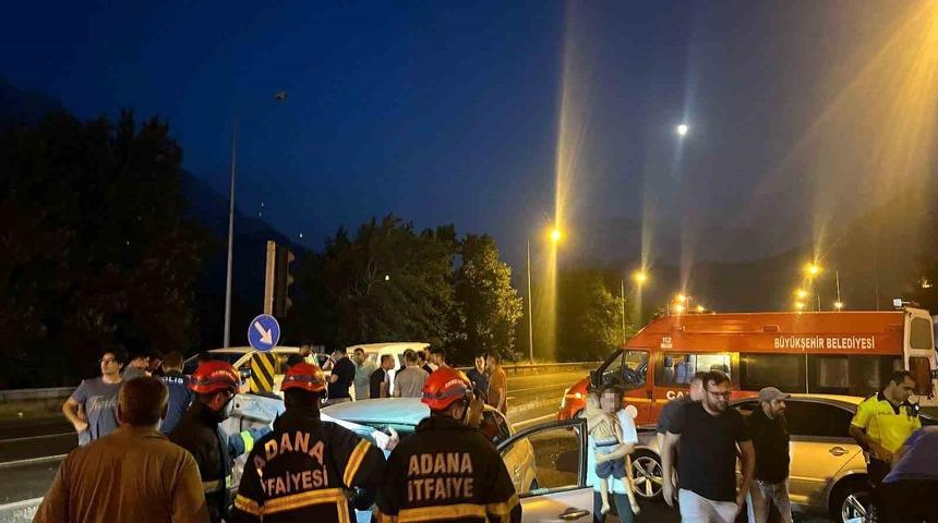 Kırmızı ışıkta geçen otomobil, araca çarptı: 5 yaralı