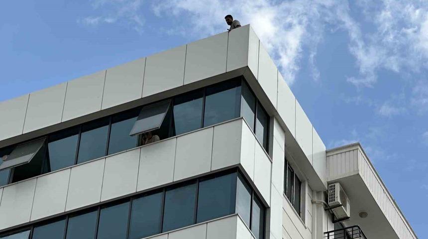 Binanın tepesinden atlamak isteyen şahıs ikna edilerek indirildi