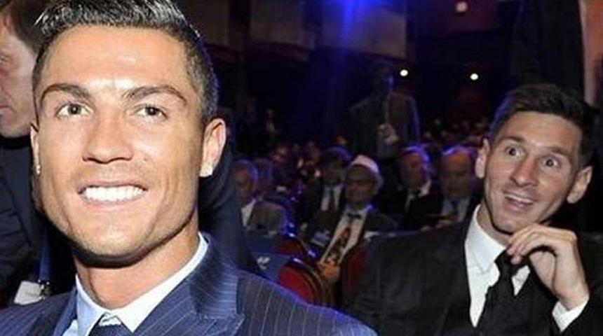 Ronaldo, Messi ile selfie &ccedil;ektirdi