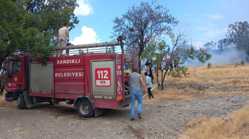 Sandıklı'da çıkan ot yangını paniğe neden oldu