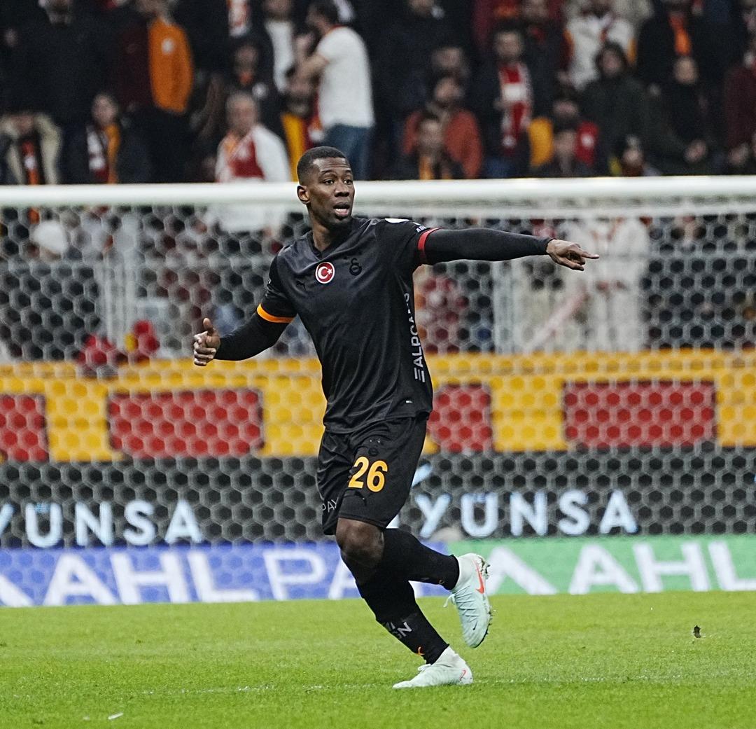 Galatasaray da gözden düşen Carlos Cuesta ya sürpriz bir talip daha geldi! Brezilya ekibi Vasco nun oyuncuyu kadrosuna katmak istediği öğrenildi... 1