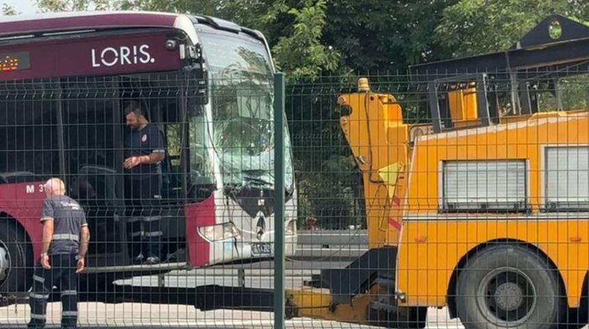 Esenyurt'ta metrobüs kazası: Durakta bekleyen metrobüse çarptı