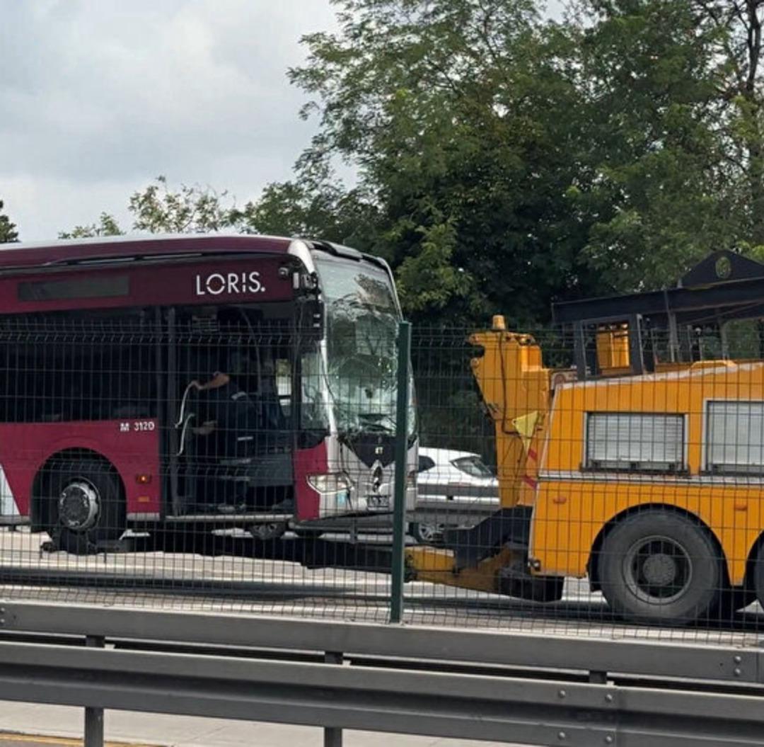 Esenyurt ta metrobüs kazası: Durakta bekleyen metrobüse çarptı 2