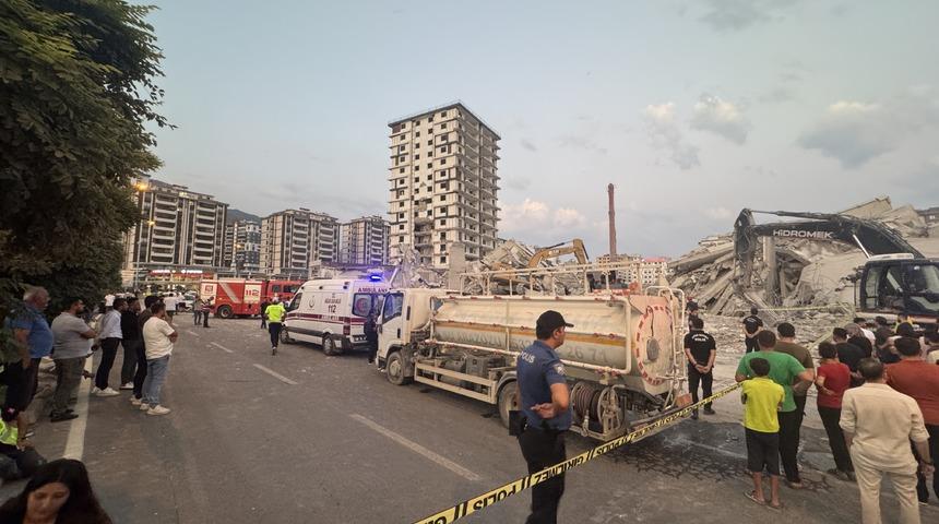 Ağır hasarlı bina, yıkılırken iş makinesinin üzerine devrildi! Operatör hayatını kaybetti