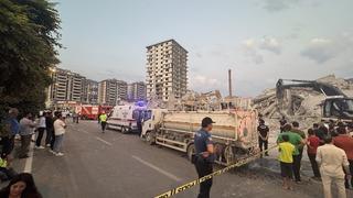 Ağır hasarlı bina, yıkılırken iş makinesinin üzerine devrildi! Operatör hayatını kaybetti