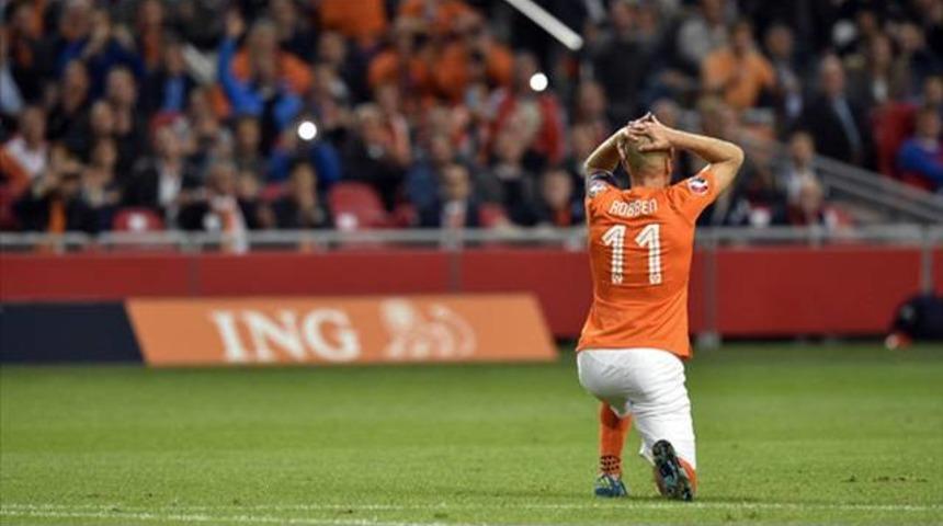 Hollanda'ya &ccedil;ifte şok!