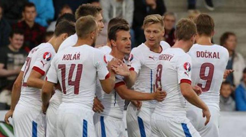 Türkler Çekler'i finallere uçurdu!