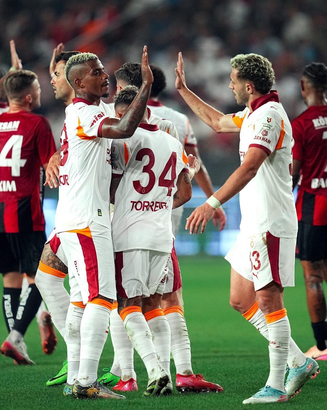 Gazeteci Serdar Ali Çelikler den Süper Lig şampiyonluğu için şimdiden tahmin! Transfer sayısını belirtti... Galatasaray maçını yorumladı 3