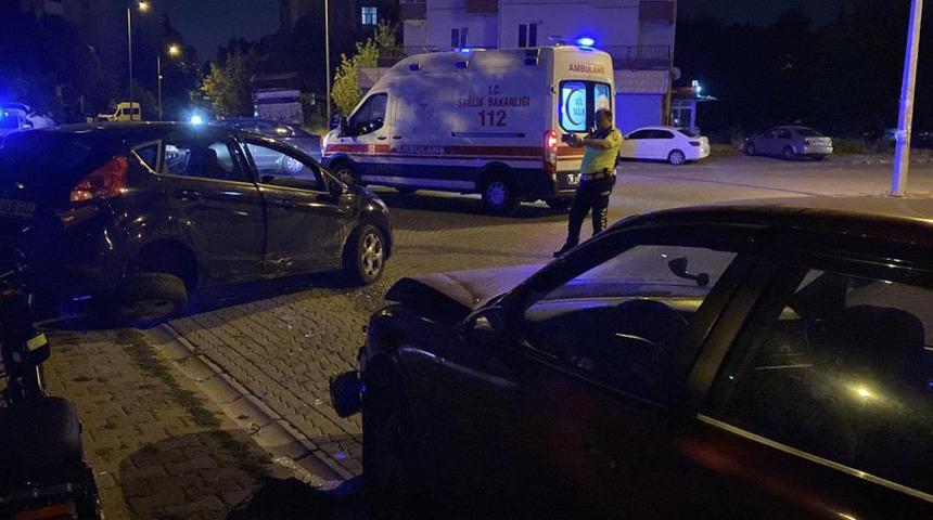 Kazada savrulan otomobil park halindeki otomobile çarptı: 2 yaralı