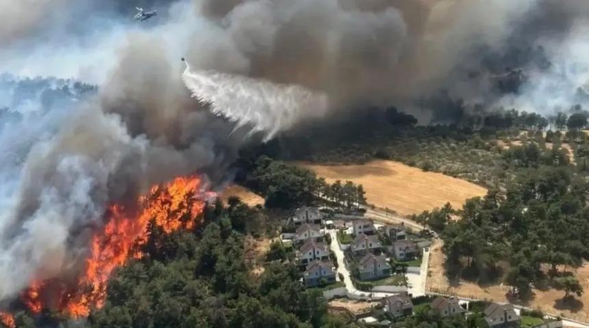 Çanakkale alevlere teslim olmuştu! Bakan Yumaklı son durumu paylaştı: "Büyük ölçüde kontrol altına alınmıştır"