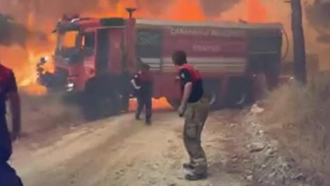 Çanakkale alevlere teslim olmuştu! Bakan Yumaklı son durumu paylaştı: "Büyük ölçüde kontrol altına alınmıştır" 3